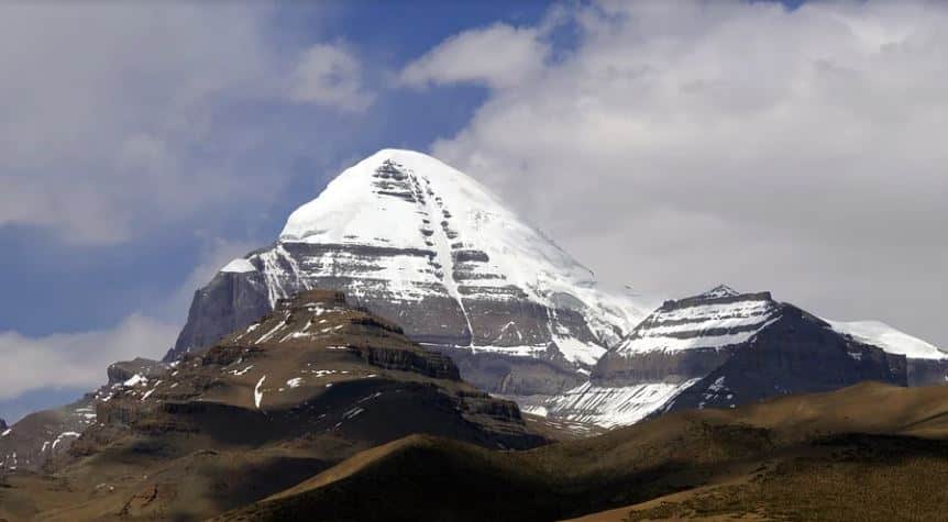 वैज्ञानिक कैलाश पर्वत को पृथ्वी का केंद्र बिंदु मानते हैं